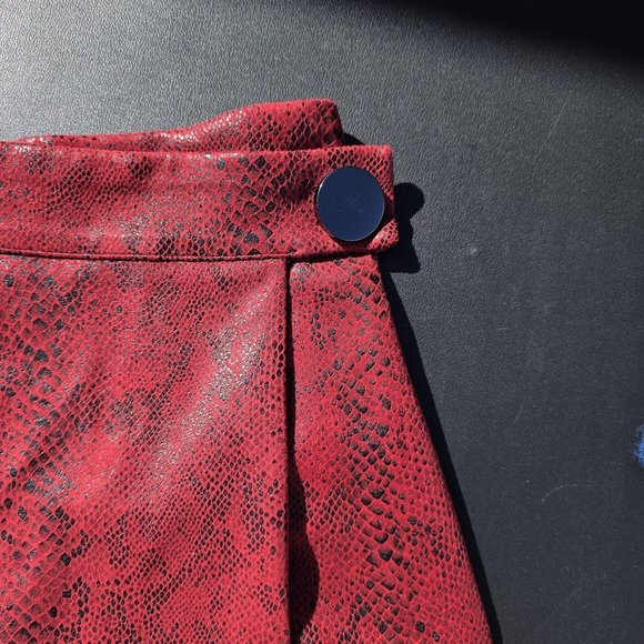 Haute Monde Red Snake Print Faux Leather Skort Size Large - Picture 3 of 6